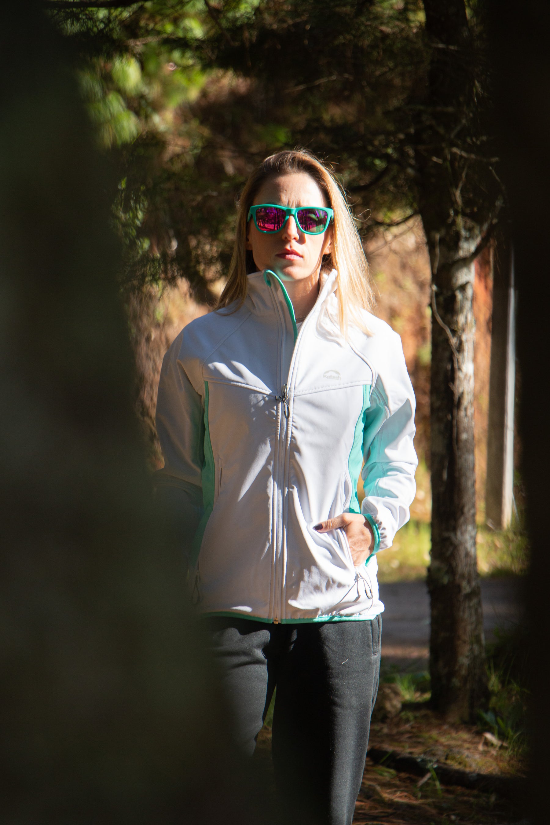 JAQUETA SOFTSHELL BARILOCHE FEM. BRANCO/TIFFANY